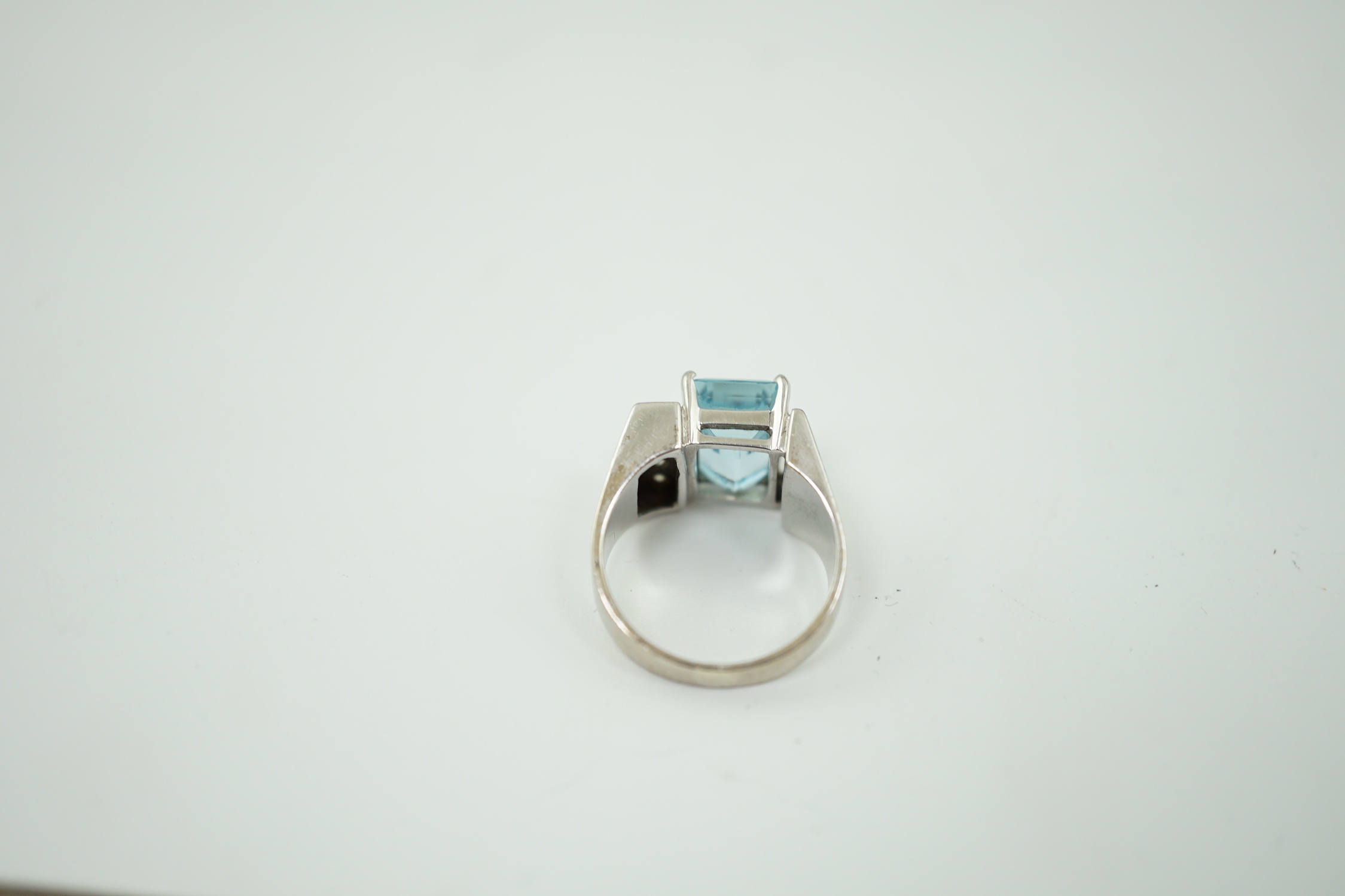 A modern 750 white gold and single stone emerald cut aquamarine set dress ring